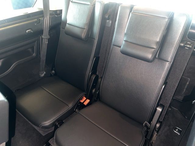 Land Rover LR4 Vehicle Full-screen Gallery Image 17