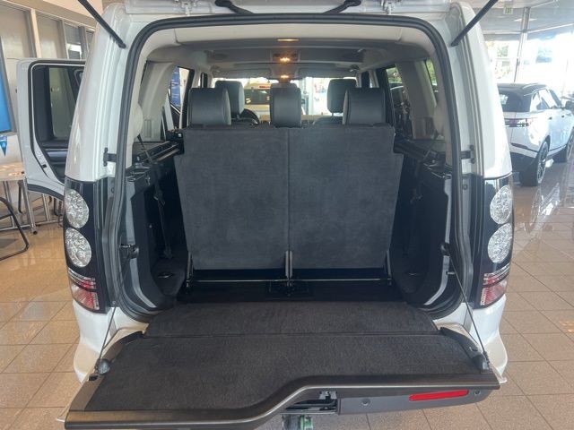 Land Rover LR4 Vehicle Full-screen Gallery Image 18