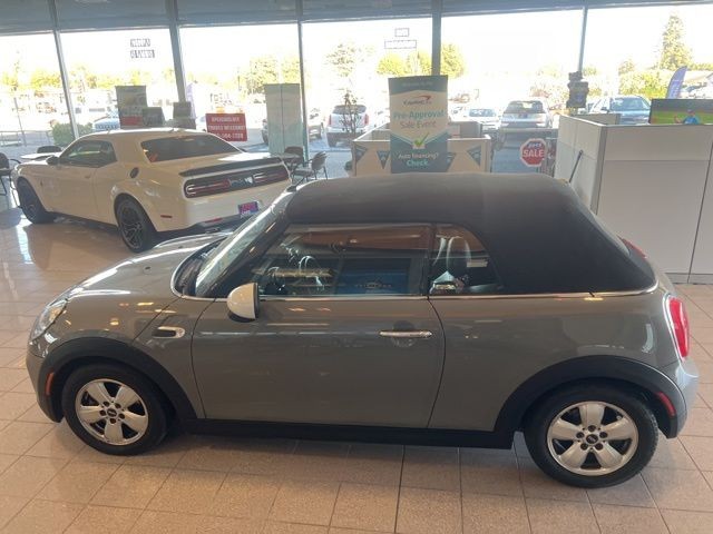 MINI Convertible Vehicle Full-screen Gallery Image 05