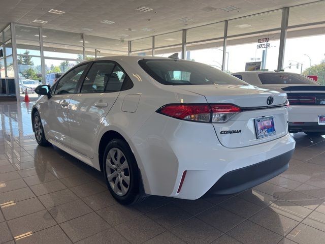 Toyota Corolla Vehicle Full-screen Gallery Image 10