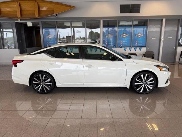 Nissan Altima Vehicle Full-screen Gallery Image 02