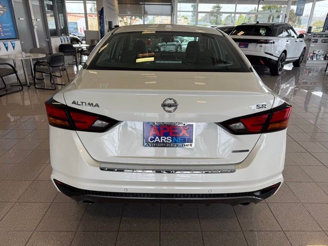 Nissan Altima Vehicle Full-screen Gallery Image 04