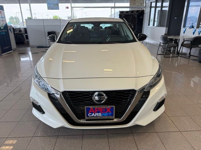 Nissan Altima Vehicle Full-screen Gallery Image 07