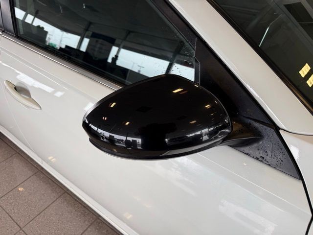 Nissan Altima Vehicle Full-screen Gallery Image 11