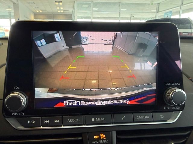 Nissan Altima Vehicle Full-screen Gallery Image 13