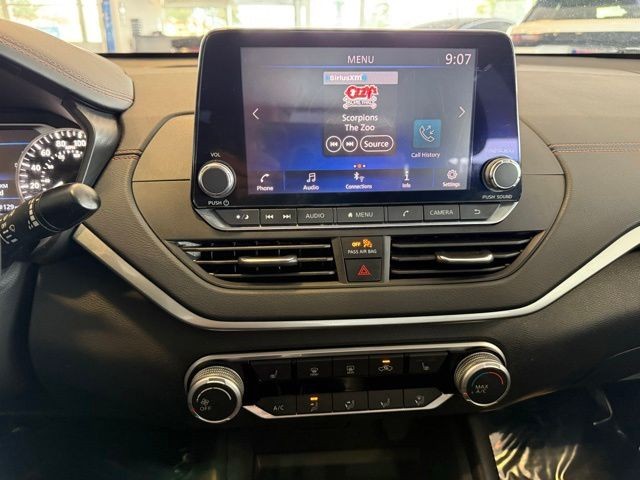 Nissan Altima Vehicle Full-screen Gallery Image 14