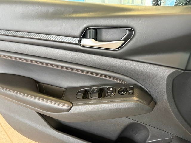 Nissan Altima Vehicle Full-screen Gallery Image 18