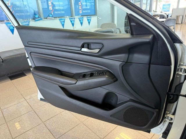 Nissan Altima Vehicle Full-screen Gallery Image 19