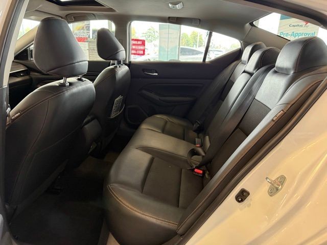 Nissan Altima Vehicle Full-screen Gallery Image 20
