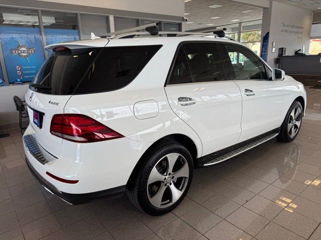 Mercedes-Benz GLE Vehicle Full-screen Gallery Image 03