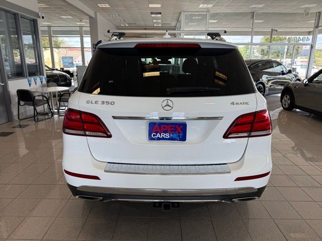 Mercedes-Benz GLE Vehicle Full-screen Gallery Image 04