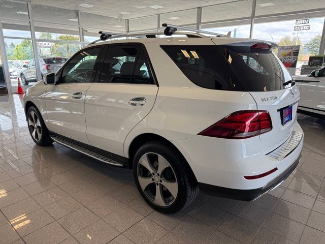 Mercedes-Benz GLE Vehicle Full-screen Gallery Image 05
