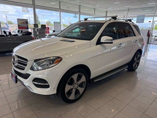 Mercedes-Benz GLE Vehicle Full-screen Gallery Image 06