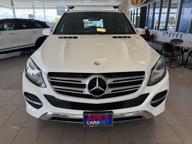 Mercedes-Benz GLE Vehicle Full-screen Gallery Image 07