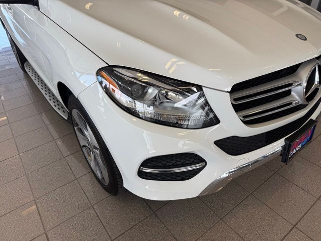 Mercedes-Benz GLE Vehicle Full-screen Gallery Image 08