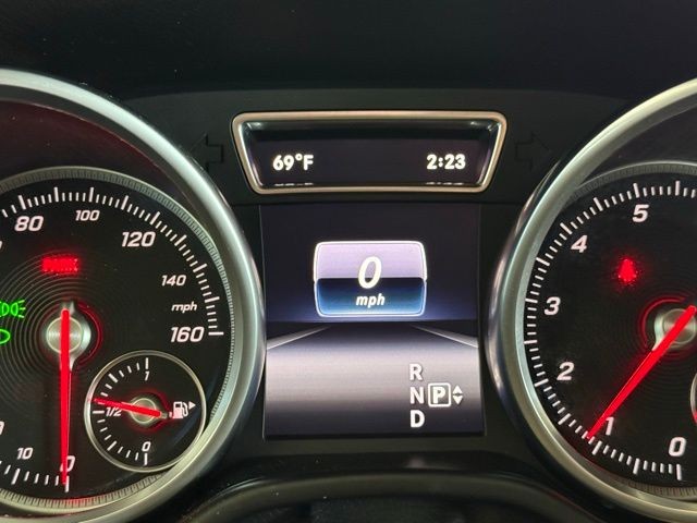 Mercedes-Benz GLE Vehicle Full-screen Gallery Image 12