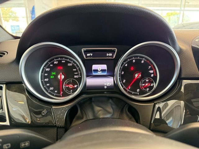 Mercedes-Benz GLE Vehicle Full-screen Gallery Image 13