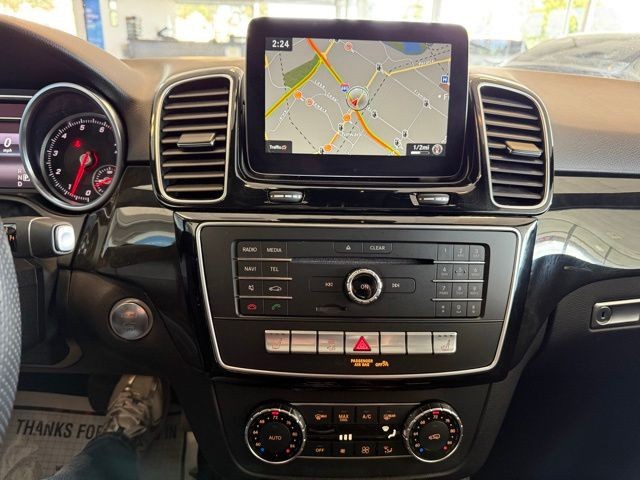 Mercedes-Benz GLE Vehicle Full-screen Gallery Image 16