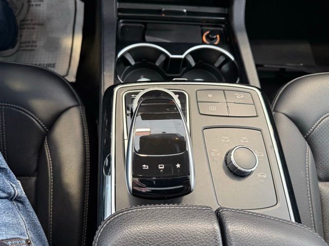 Mercedes-Benz GLE Vehicle Full-screen Gallery Image 17