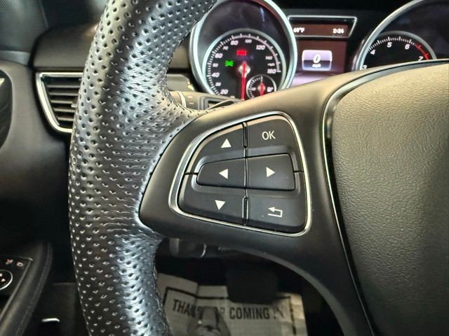Mercedes-Benz GLE Vehicle Full-screen Gallery Image 19