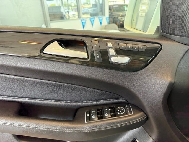 Mercedes-Benz GLE Vehicle Full-screen Gallery Image 20
