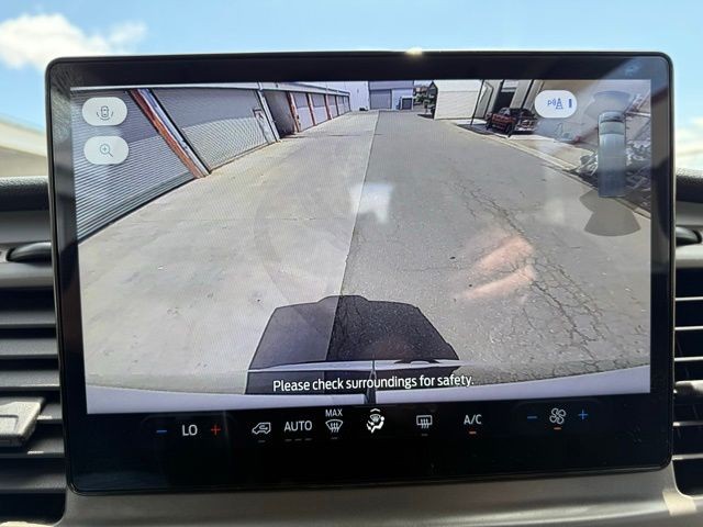 Ford Transit Passenger Wagon Vehicle Full-screen Gallery Image 15