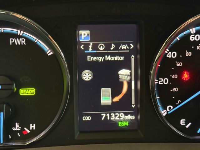 Toyota RAV4 Hybrid Vehicle Full-screen Gallery Image 12