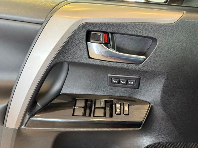 Toyota RAV4 Hybrid Vehicle Full-screen Gallery Image 19