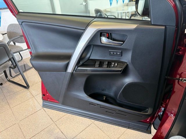 Toyota RAV4 Hybrid Vehicle Full-screen Gallery Image 20