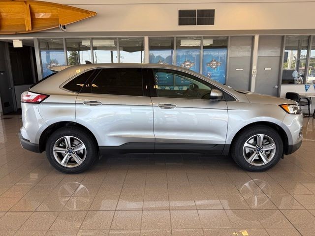 Ford Edge Vehicle Full-screen Gallery Image 02