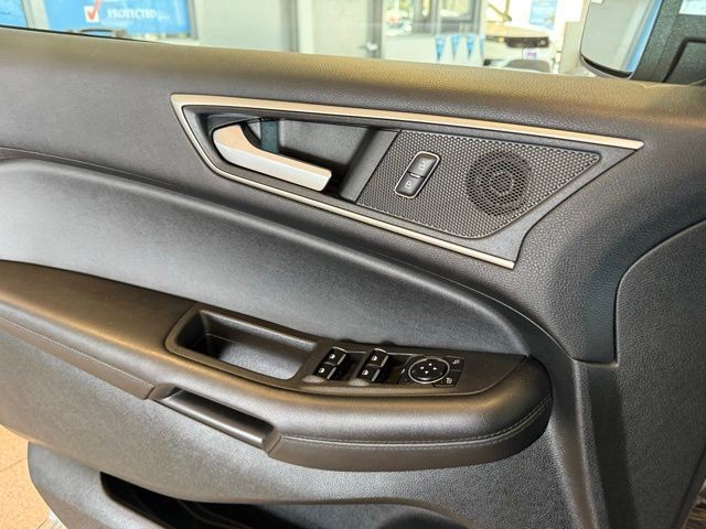 Ford Edge Vehicle Full-screen Gallery Image 18