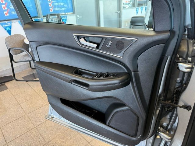 Ford Edge Vehicle Full-screen Gallery Image 19