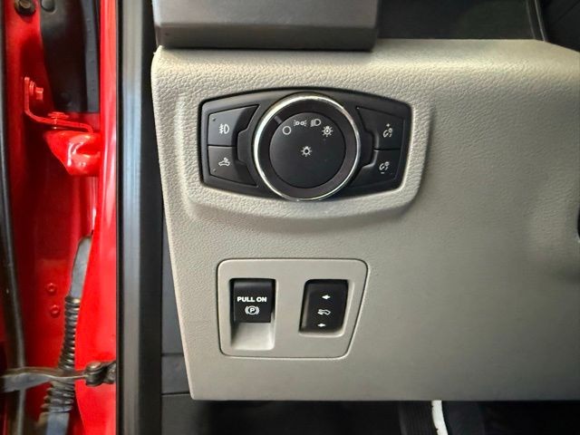 Ford F-150 Vehicle Full-screen Gallery Image 19