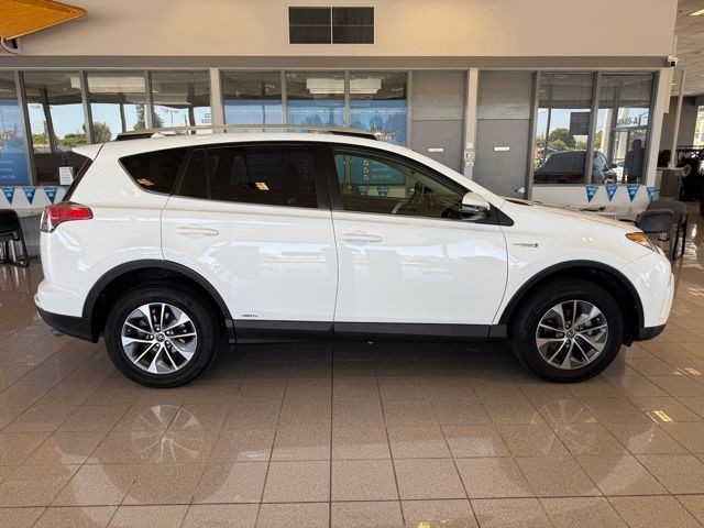 Toyota RAV4 Hybrid Vehicle Full-screen Gallery Image 02