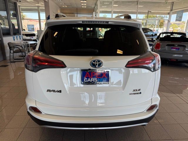 Toyota RAV4 Hybrid Vehicle Full-screen Gallery Image 04