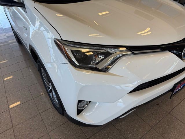 Toyota RAV4 Hybrid Vehicle Full-screen Gallery Image 08