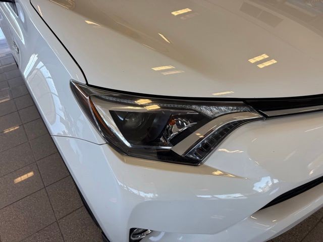 Toyota RAV4 Hybrid Vehicle Full-screen Gallery Image 09