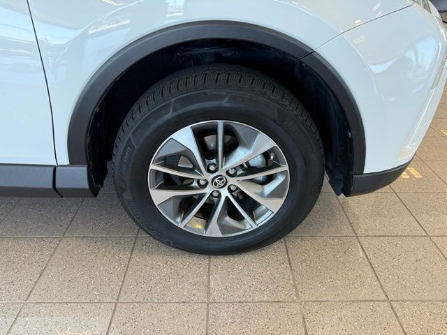 Toyota RAV4 Hybrid Vehicle Full-screen Gallery Image 10