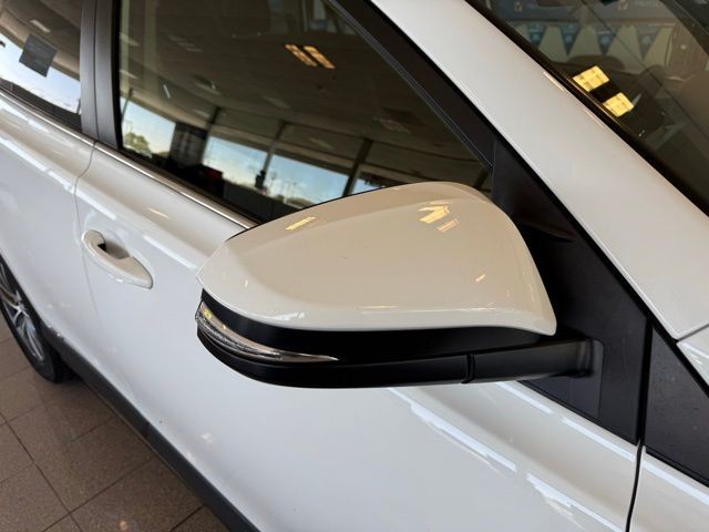 Toyota RAV4 Hybrid Vehicle Full-screen Gallery Image 11