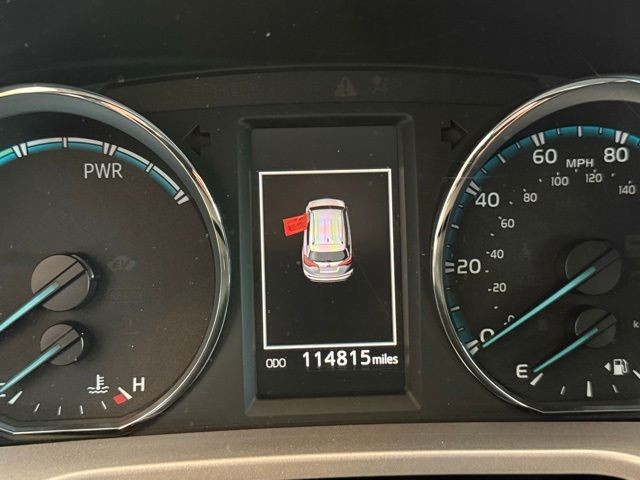 Toyota RAV4 Hybrid Vehicle Full-screen Gallery Image 12