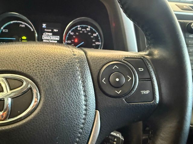 Toyota RAV4 Hybrid Vehicle Full-screen Gallery Image 18