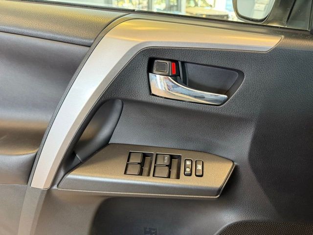 Toyota RAV4 Hybrid Vehicle Full-screen Gallery Image 20