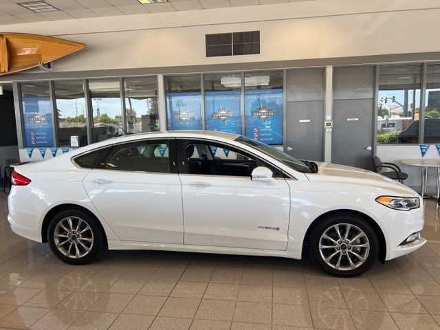 Ford Fusion Vehicle Full-screen Gallery Image 03