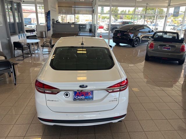 Ford Fusion Vehicle Full-screen Gallery Image 07