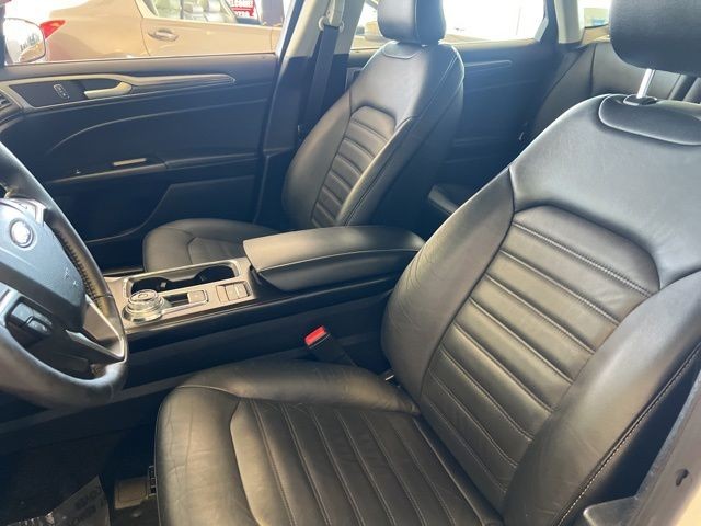 Ford Fusion Vehicle Full-screen Gallery Image 15