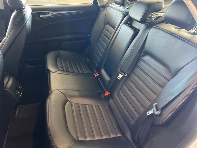 Ford Fusion Vehicle Full-screen Gallery Image 16