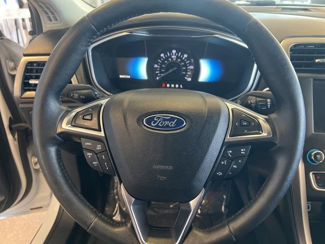 Ford Fusion Vehicle Full-screen Gallery Image 17