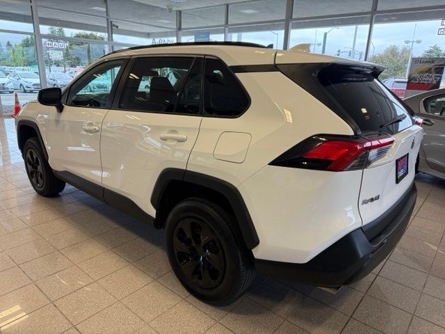 Toyota RAV4 Vehicle Full-screen Gallery Image 05