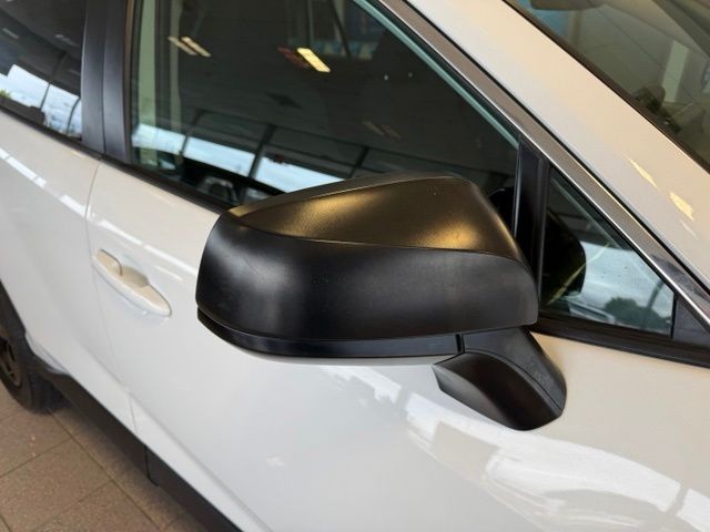 Toyota RAV4 Vehicle Full-screen Gallery Image 11