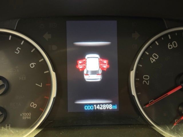 Toyota RAV4 Vehicle Full-screen Gallery Image 12